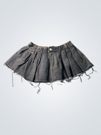 Denim-Falten-Minirock mit rohem Saum