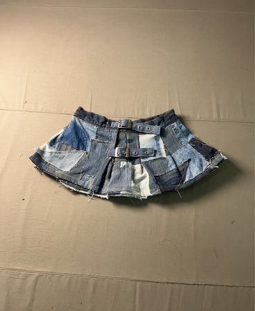 Patchwork-Denim-Minirock mit Schnallendetail