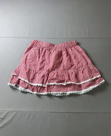 Roter und weißer Karoskirt in Schichten mit Spitze.