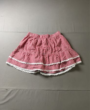 Rote Karomuster-Stufenhose mit weißer Spitzendekoration