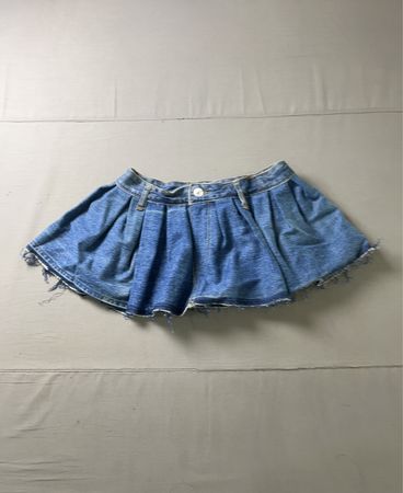 Jeansrock mit Falten und distressed Saum