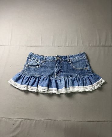 Upcycelter blauer Denimrock mit weißer Spitzenkante