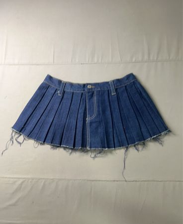 Upcycled Denim Faltenrock mit rohem Saum