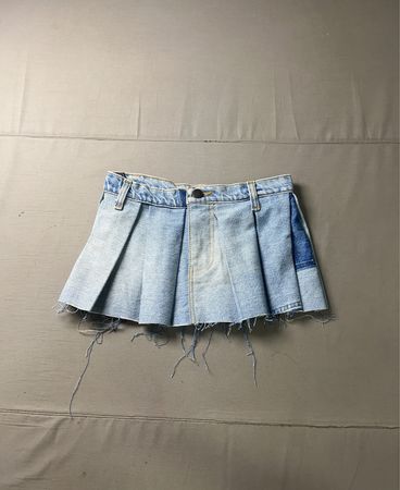 Upcycled Denim Falten-Minirock mit rohem Saum