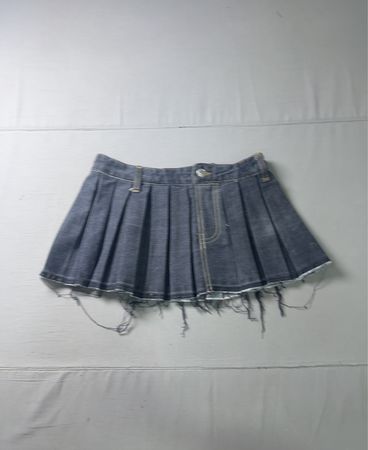 Faltenrock aus Denim mit fransigem Saum