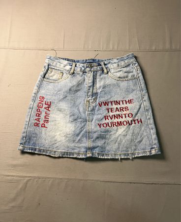 Jupe en denim avec texte rouge