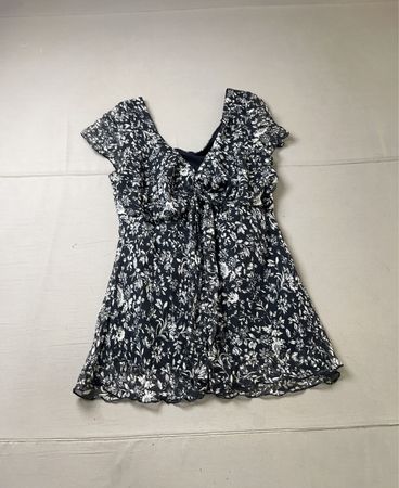 Black and white floral print top