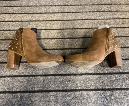 Bottines en daim marron avec clous dorés