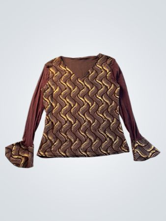 Haut à manches longues marron avec motif vagues dorées.