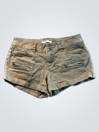 Shorts pour femmes olive vert avec poches zippées de la boutique XXI.
