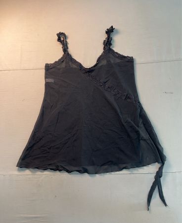 Schwarze Spaghetti-Top mit Spitzenbesatz