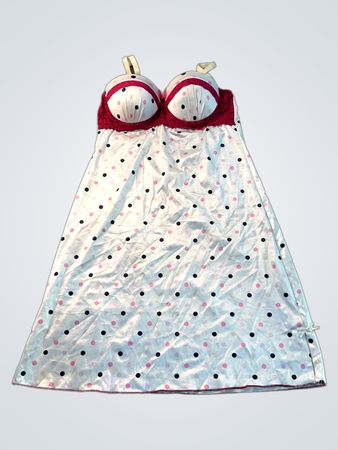 Chemise de nuit blanche à pois avec des bordures en dentelle rouge