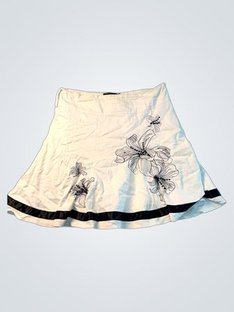 Jennifer Taylor White A-Linienrock mit schwarzem Blumenmuster und Bändchenbesatz