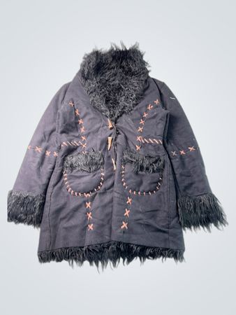  manteau noir avec bordure en fourrure et couture décorative