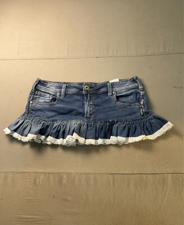Aus upgecyceltem Silver Jeans Co. Denim gefertigter Rüschen-Minirock