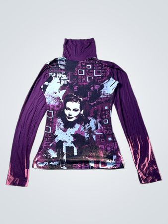 Lila Rollkragenpullover mit Grafikdruck