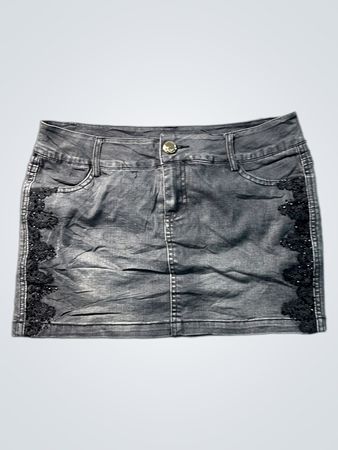 Damenrock aus grauem Denim mit Spitze und Perlenverzierung
