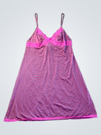 Rosa-lila gestreiftes Slipkleid mit Spitzenbesatz