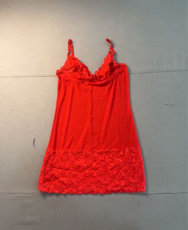 Rotes Slipkleid mit Spitzenbesatz
