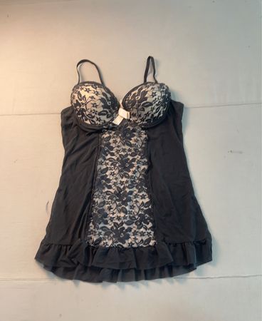 Kein schwarzes Spitzen-Rüschchen-Babydoll-Nachthemdjäckchen