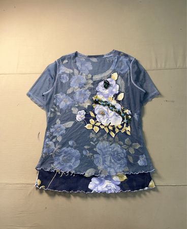 Blaues florales Netz-Top mit gestuftem Saum