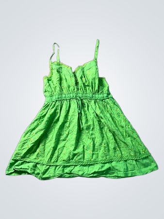 Grünes Broderie-Anglaise-Sommerkleid