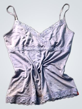Lila Camisole mit Spitzenbesatz