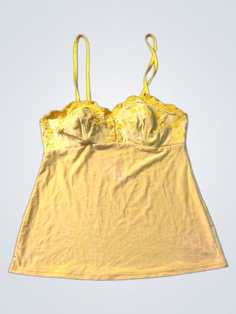 Gelbes Camisole mit gelber Spitzenverzierung und gelben Trägern
