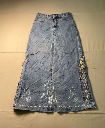 Denim-Maxirock mit besticktem Saum