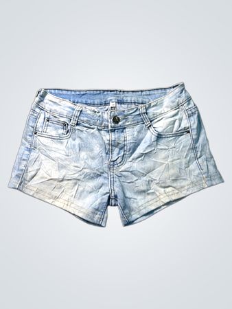 Hellblaue Jeansshorts mit Nieten