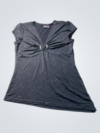 digit 01 clothing schwarzes V‑Neck Top mit Ringdetail und asymmetrischem Saum