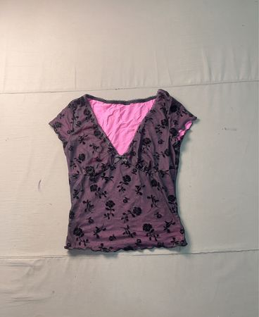 Transparentes Oberteil mit Blumenmuster und rosa Fütterung