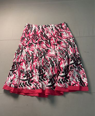 Rock mit rosa-schwarzem Blumenmuster