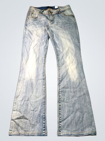 Damenjeans in heller Waschung mit ausgestelltem Bein