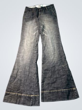 Hydraulische Jeans mit ausgestelltem Bein