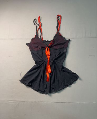 Schwarzes und rotes Camisole