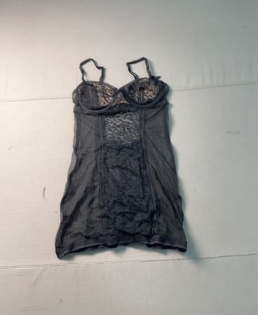 Schwarze Netz-Chemise mit Spitzenbesatz