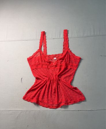 Rote Spitzenbesetzte Camisole