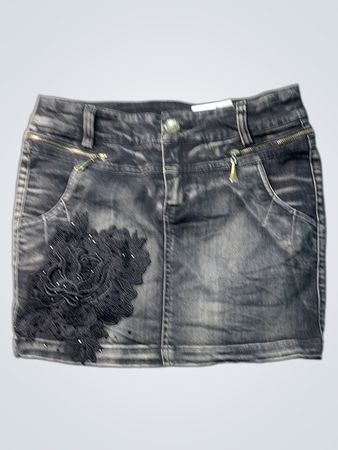 Jeansrock mit Blumenverzierung