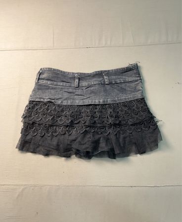 Gestufter Rock aus Denim und Spitze