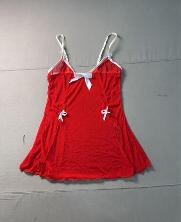 Rotes Babydoll mit weißer Einfassung und Schleifen