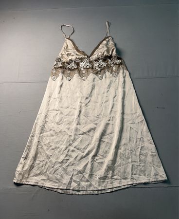 Cremefarbenes Slip-Kleid mit Spitzenbesatz