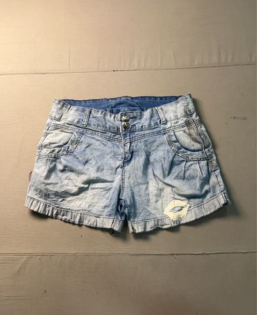 Blaue Jeansshorts mit Schleifendetail