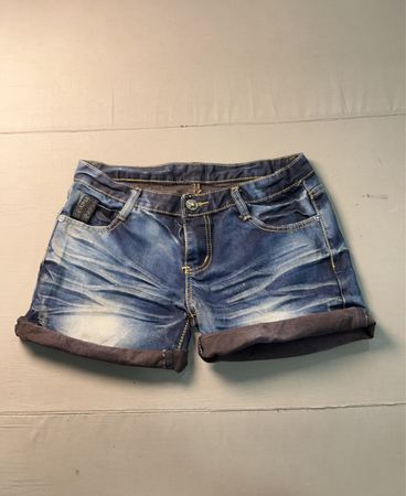 Blaue Jeansshorts mit umgeschlagenem Saum