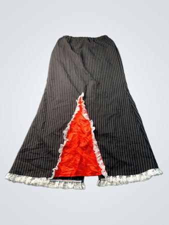 Nadelstreifen-Hosen mit weitem Bein, rotem Futter und Spitzenbesatz