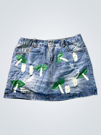 Jeansrock mit Used-Effekt und grünen Blatt-Applikationen
