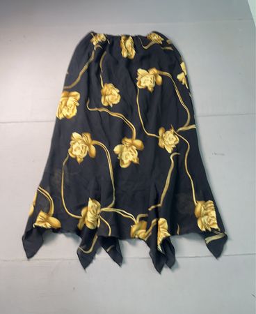 Schwarzer Rock mit Blumenmuster