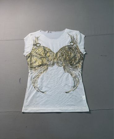 Weißes T-Shirt mit goldenen Verzierungen