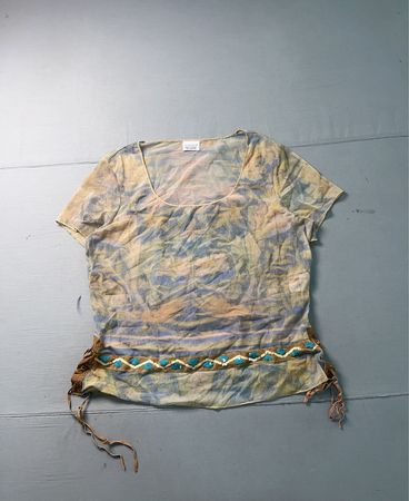 Amour von Love Los Angeles Batik-Mesh-Top mit Perlengürtel