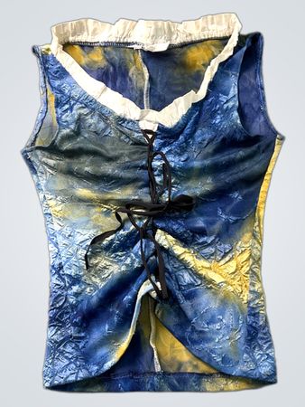 Blau-gelbes Batik-Top mit weißen Rüschen am Kragen und Schnürung vorne